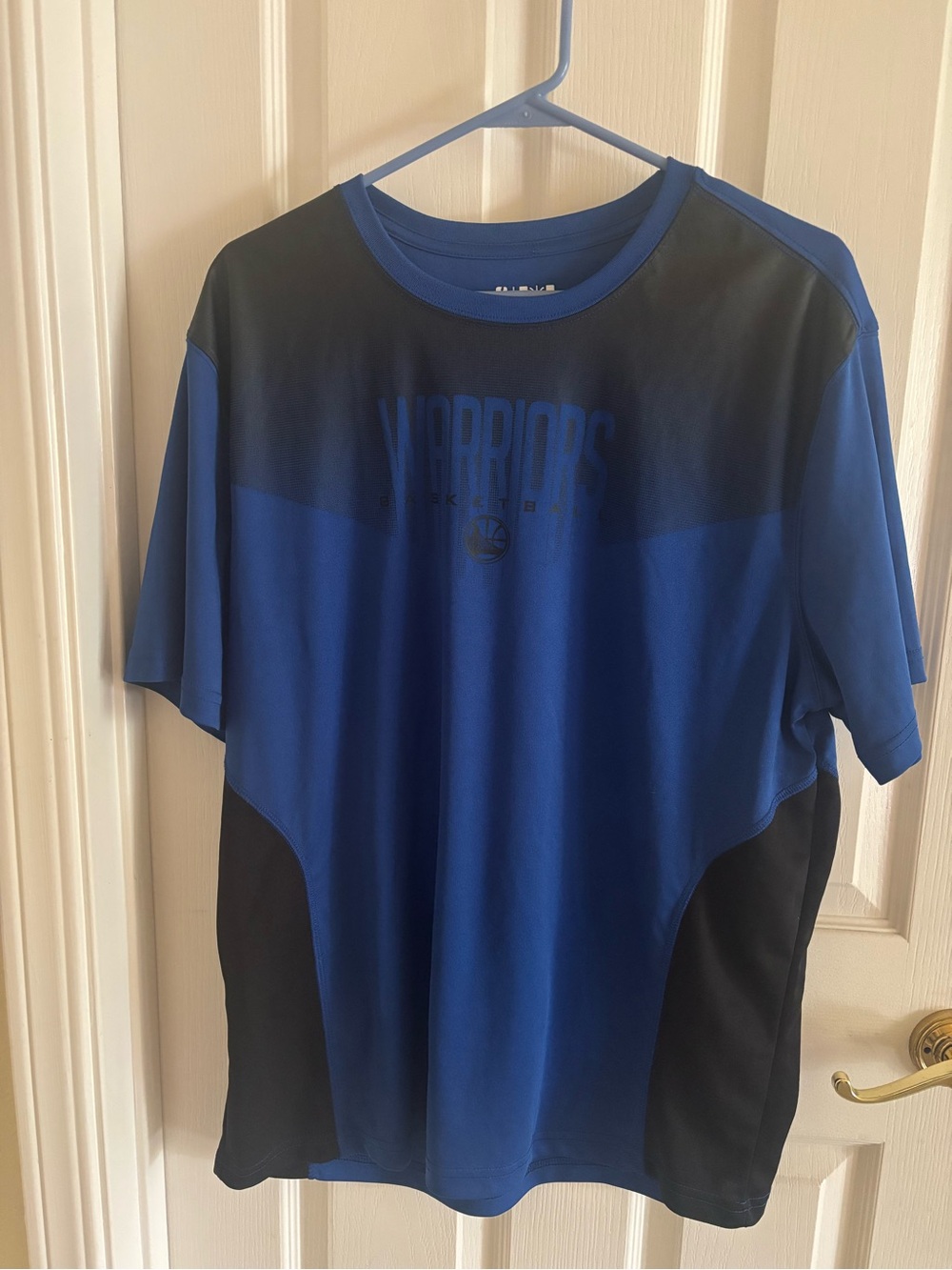 Men's Warriors BasketballBlue & Black Performance Tee